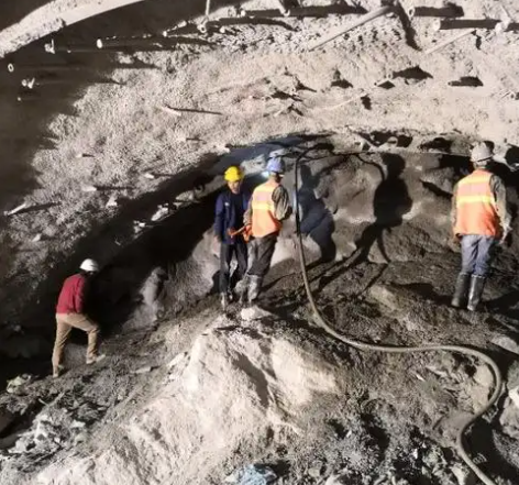 加查拱顶带模注浆料的施工流程及注意事项